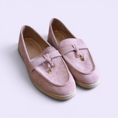 Mocasines Premium de Antelina con Detalle de Candado Dorado | Elegancia y Confort para Mujer